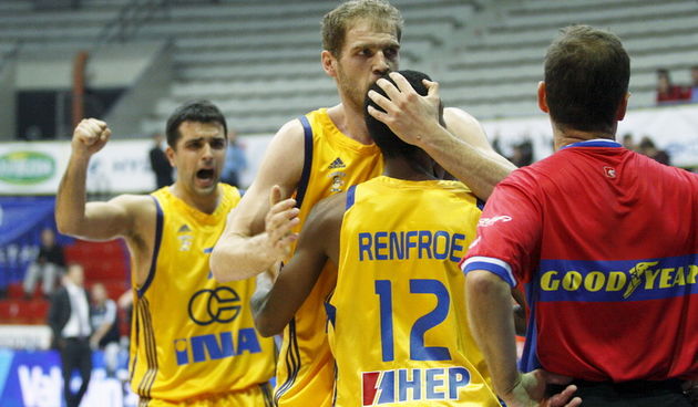 Zagreb, 171010. Dvorana Drazen Petrovic. 3. kolo regionalne kosarkaske NLB lige, Zagreb CO – Zadar. Na slici: Kruno Simon i Luka Zoric slave pobjedu. Foto: Goran Mehkek / CROPIX