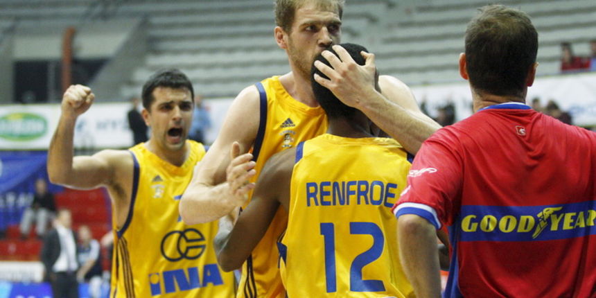 Zagreb, 171010. Dvorana Drazen Petrovic. 3. kolo regionalne kosarkaske NLB lige, Zagreb CO – Zadar. Na slici: Kruno Simon i Luka Zoric slave pobjedu. Foto: Goran Mehkek / CROPIX