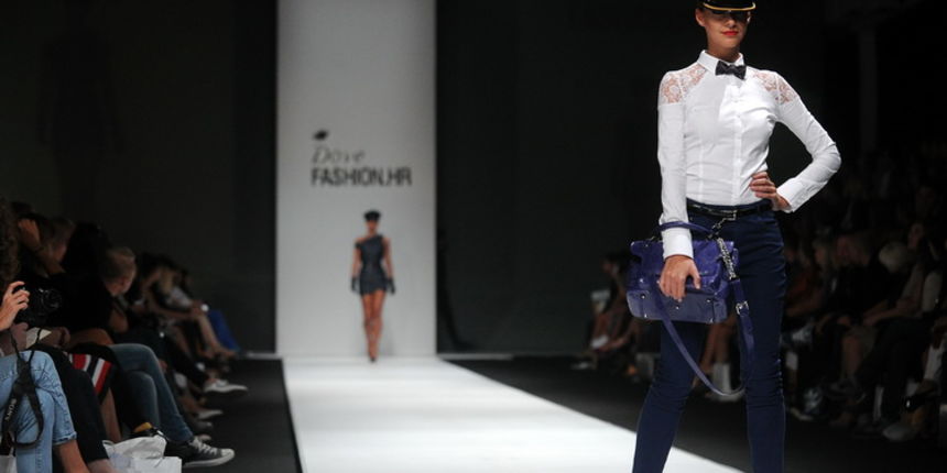 Zagreb, 290911.
Velesajam, paviljon 5.
Modne revije i poznati na Dove Fashion.hr proljece ljeto 2012. Prvi dan su izlagali kreatori Ivica Skoko, Martina Felja, AMDS by ALDUK i IK STUDIO.
Na slici: kreacije AMDS by ALDUK
Foto: Srdjan Vrancic / CROPIX Zagreb, 290911.
Velesajam, paviljon 5.
Modne revije i poznati na Dove Fashion.hr proljece ljeto 2012. Prvi dan su izlagali kreatori Ivica Skoko, Martina Felja, AMDS by ALDUK i IK STUDIO.
Na slici: kreacije AMDS by ALDUK
Foto: Srdjan Vrancic / CROPIX