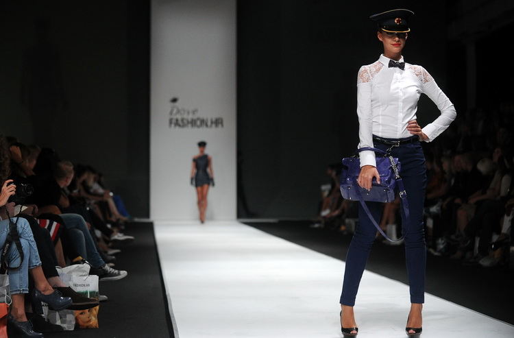 Zagreb, 290911.
Velesajam, paviljon 5.
Modne revije i poznati na Dove Fashion.hr proljece ljeto 2012. Prvi dan su izlagali kreatori Ivica Skoko, Martina Felja, AMDS by ALDUK i IK STUDIO.
Na slici: kreacije AMDS by ALDUK
Foto: Srdjan Vrancic / CROPIX Zagreb, 290911.
Velesajam, paviljon 5.
Modne revije i poznati na Dove Fashion.hr proljece ljeto 2012. Prvi dan su izlagali kreatori Ivica Skoko, Martina Felja, AMDS by ALDUK i IK STUDIO.
Na slici: kreacije AMDS by ALDUK
Foto: Srdjan Vrancic / CROPIX