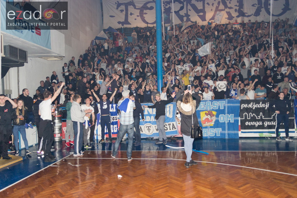 Humanitarno gledanje utakmice Zadar-Cibona (85-84) u Jazinama Humanitarno gledanje utakmice Zadar-Cibona (85-84) u Jazinama