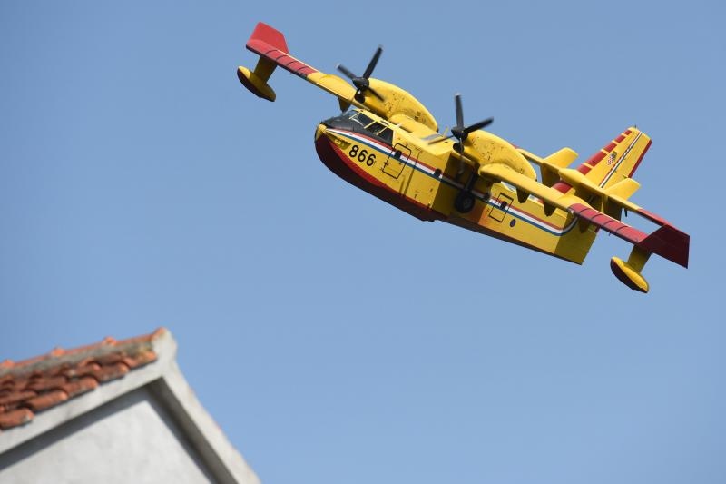 Kanaderi i air tractori gasili požar u blizini dikljanskih kuća i vikendica Kanaderi i air tractori gasili požar u blizini dikljanskih kuća i vikendica