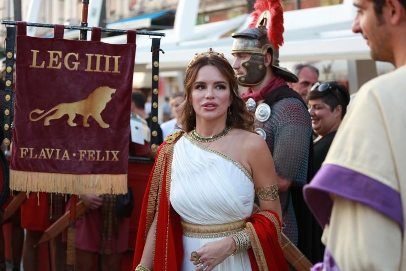 Severina i Robert Kurbaša u kostimima carice Priske i Dioklecijana prošetali Peristilom. Photo: Miranda Cikotić/PIXSELL
