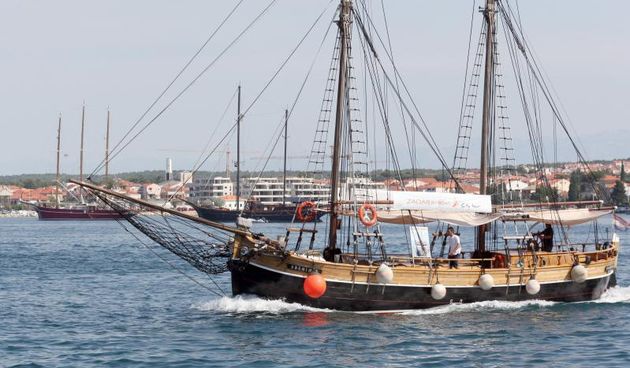15.07.2013., Zadar – Jutro na zadarskoj rivi i u luci. Turisticki brodovi, jedrenjaci, jahte dolaze po gorivo dok drugi na rivi uzivaju u suncu. Photo: Zeljko Mrsic/PIXSELL Autor  Zeljko Mrsic/PIXSELL KLJUČNE RIJEČI  Zadar, more, riva, ljeto