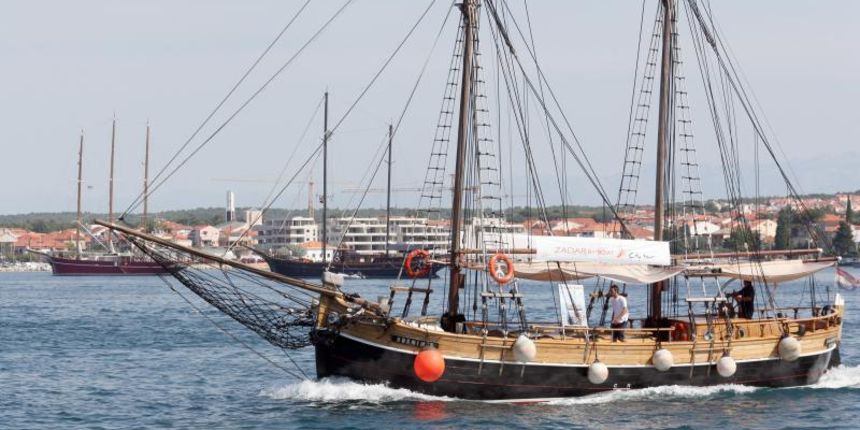 15.07.2013., Zadar – Jutro na zadarskoj rivi i u luci. Turisticki brodovi, jedrenjaci, jahte dolaze po gorivo dok drugi na rivi uzivaju u suncu. Photo: Zeljko Mrsic/PIXSELL Autor  Zeljko Mrsic/PIXSELL KLJUČNE RIJEČI  Zadar, more, riva, ljeto