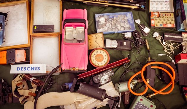 Većina nas ima kodkuće stvari koje nam uoće ne trebaju, a samo nam stvaraju nered. Organizirajte prodaju svojih stvari online ili ih odnesite negdje. Odjeća koju ne nosite već dvije godine neće vam se magično početi sviđati.