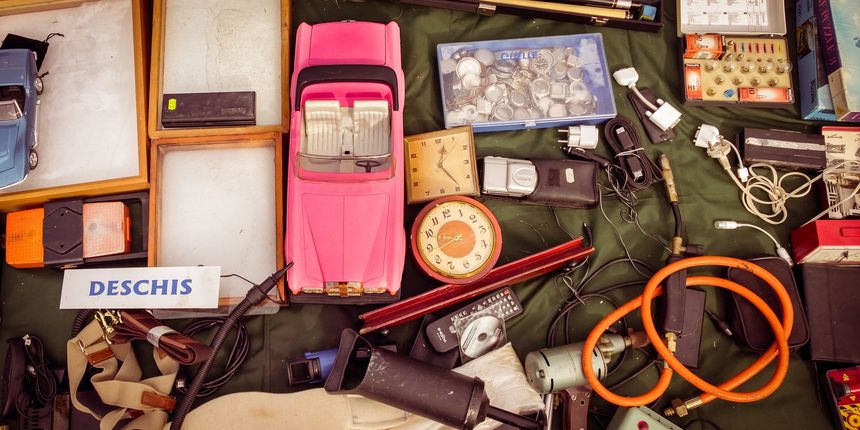 Većina nas ima kodkuće stvari koje nam uoće ne trebaju, a samo nam stvaraju nered. Organizirajte prodaju svojih stvari online ili ih odnesite negdje. Odjeća koju ne nosite već dvije godine neće vam se magično početi sviđati.