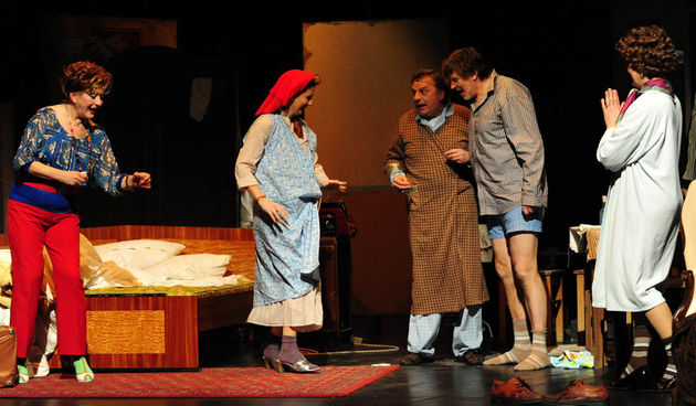 Zadar, 18.02.2013. snimio: Nenad Marčev 
premijera HNK Zadar 
Nikolaj Koljada: KOKOŠ, komedija 
redatelj: Dražen Ferenčina 
Igraju: Jasna Ančić, Tamara Šoletić, Žana Bumber, 
Ivica Jončić, Mirko Šatalić, 
Vinko Radovčič, Mimi Zadarski, Anto