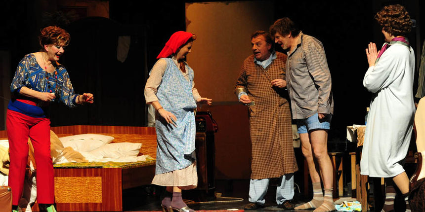 Zadar, 18.02.2013. snimio: Nenad Marčev
premijera HNK Zadar
Nikolaj Koljada: KOKOŠ, komedija
redatelj: Dražen Ferenčina
Igraju: Jasna Ančić, Tamara Šoletić, Žana Bumber,
Ivica Jončić, Mirko Šatalić,
Vinko Radovčič, Mimi Zadarski, Anto Zadar, 18.02.2013. snimio: Nenad Marčev
premijera HNK Zadar
Nikolaj Koljada: KOKOŠ, komedija
redatelj: Dražen Ferenčina
Igraju: Jasna Ančić, Tamara Šoletić, Žana Bumber,
Ivica Jončić, Mirko Šatalić,
Vinko Radovčič, Mimi Zadarski, Anto