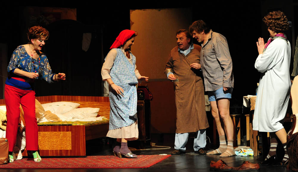 Zadar, 18.02.2013. snimio: Nenad Marčev
premijera HNK Zadar
Nikolaj Koljada: KOKOŠ, komedija
redatelj: Dražen Ferenčina
Igraju: Jasna Ančić, Tamara Šoletić, Žana Bumber,
Ivica Jončić, Mirko Šatalić,
Vinko Radovčič, Mimi Zadarski, Anto Zadar, 18.02.2013. snimio: Nenad Marčev
premijera HNK Zadar
Nikolaj Koljada: KOKOŠ, komedija
redatelj: Dražen Ferenčina
Igraju: Jasna Ančić, Tamara Šoletić, Žana Bumber,
Ivica Jončić, Mirko Šatalić,
Vinko Radovčič, Mimi Zadarski, Anto