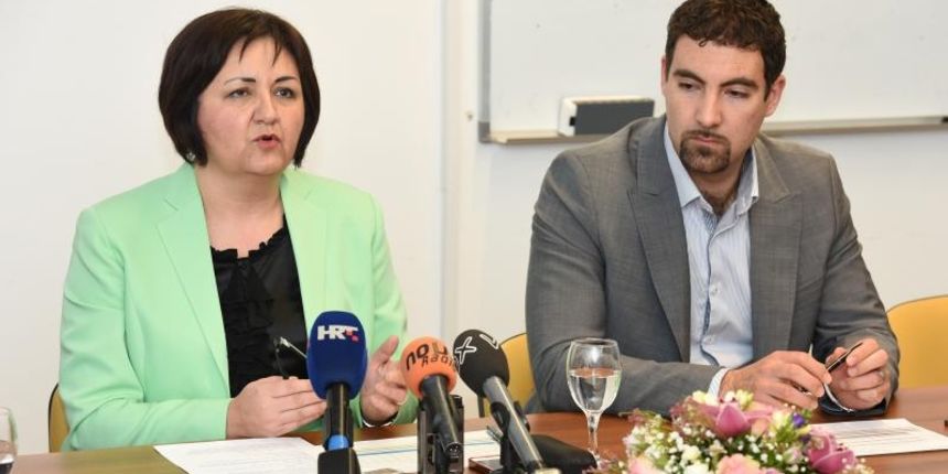 08.04.2015., Zemunik – Direktorica zracne luke Zadar Irena Cosic odrzala je konferenciju za medije na temu otkaza ugovora s kinezima. Photo: Dino Stanin/PIXSELL 08.04.2015., Zemunik – Direktorica zracne luke Zadar Irena Cosic odrzala je konferenciju za medije na temu otkaza ugovora s kinezima. Photo: Dino Stanin/PIXSELL