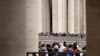 Rim: Trg sv. Petra pun vjernika