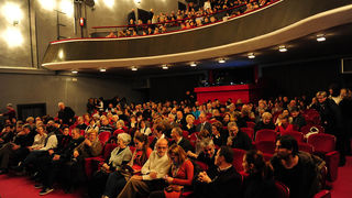 Zadar, 13.12.2012. snimio: Nenad Marčev
komedija
Miro Gavran
LUTKA,
redatelj: Mladena Gavran
igraju: Robert Kurbaša i Doris Pinčić
TEATAR GAVRAN
dramska pretplata
Velika dvorana HNK Zadar Zadar, 13.12.2012. snimio: Nenad Marčev
komedija
Miro Gavran
LUTKA,
redatelj: Mladena Gavran
igraju: Robert Kurbaša i Doris Pinčić
TEATAR GAVRAN
dramska pretplata
Velika dvorana HNK Zadar