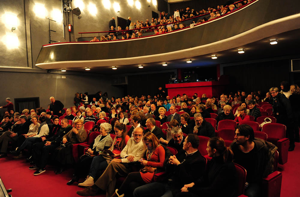 Zadar, 13.12.2012. snimio: Nenad Marčev
komedija
Miro Gavran
LUTKA,
redatelj: Mladena Gavran
igraju: Robert Kurbaša i Doris Pinčić
TEATAR GAVRAN
dramska pretplata
Velika dvorana HNK Zadar Zadar, 13.12.2012. snimio: Nenad Marčev
komedija
Miro Gavran
LUTKA,
redatelj: Mladena Gavran
igraju: Robert Kurbaša i Doris Pinčić
TEATAR GAVRAN
dramska pretplata
Velika dvorana HNK Zadar
