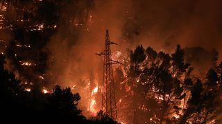 Tučepi: Požar se širi, zahvatio ranč i kuće, vatrogasci u akciji