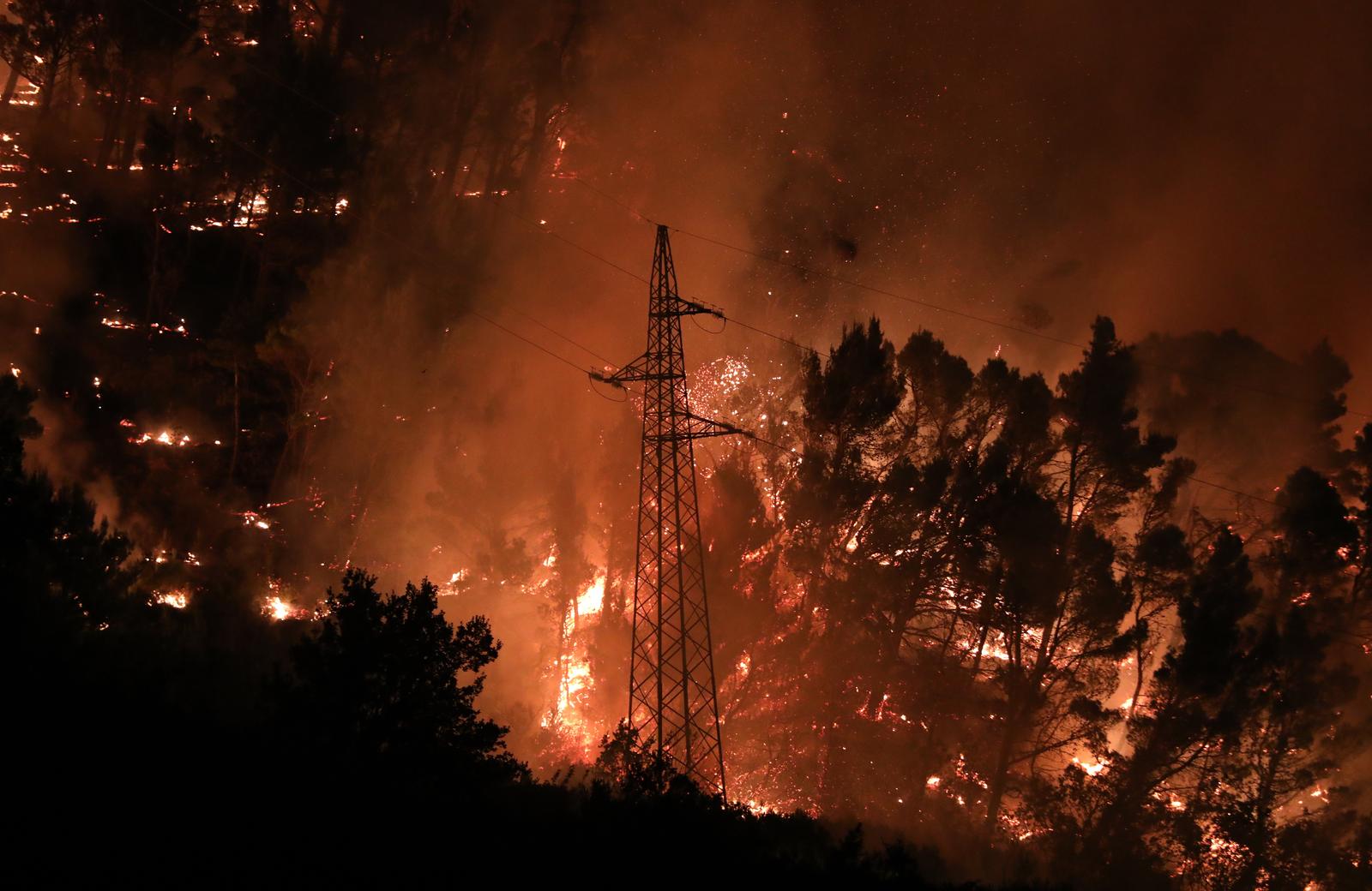 Tučepi: Požar se širi, zahvatio ranč i kuće, vatrogasci u akciji