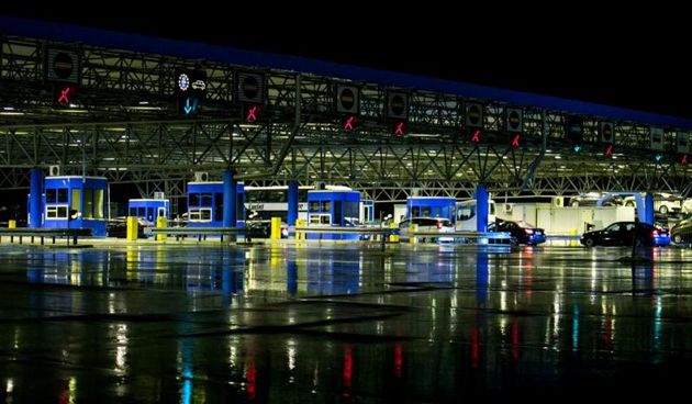 Bajakovo – Na Bajakovu granicnom prijelazu izmedju Hrvatske i Srbije u podrumskim prostoorijama doslo je do pozara u kojem je jedna osoba smrtno stradala, a desetak osoba je ozljedjeno i prevezeno u vinkovacku bolnicu. Photo: Davor Javorovic/PIXSELL