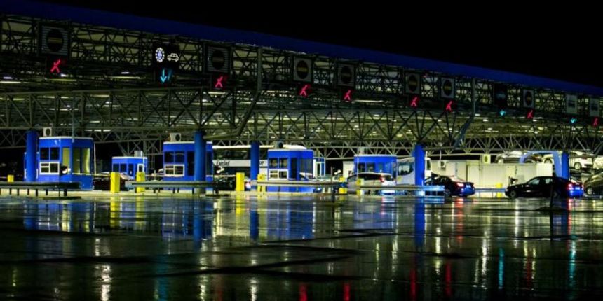 Bajakovo – Na Bajakovu granicnom prijelazu izmedju Hrvatske i Srbije u podrumskim prostoorijama doslo je do pozara u kojem je jedna osoba smrtno stradala, a desetak osoba je ozljedjeno i prevezeno u vinkovacku bolnicu. Photo: Davor Javorovic/PIXSELL