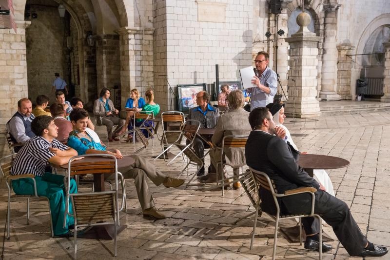 Kostimirana proba predstave Kafetarija prema djelu La bottega del caffe, jednoj od najuspješnijih komedija talijanskog komediografa Carla Goldonija