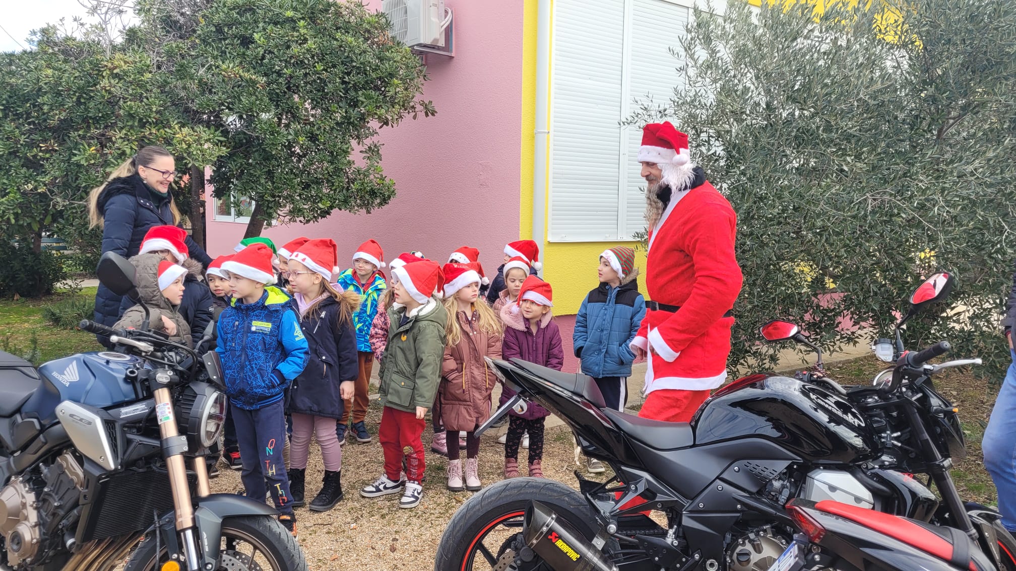 Bibinje: Moto mrazovi razveselili mališane Bibinje: Moto mrazovi razveselili mališane