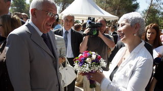 Zadar, 020810.
Jadranka Kosor polozila je kamen temeljac za zgradu u kojoj ce biti 65 stanova za hrvatske ratne vojne invalide. Gradiliste se nalazi u ulici Krste Odaka. Na slici zadarski gradonacelnik Zvonimir Vrancic urucio je buket Jadranki Kosor.
Foto