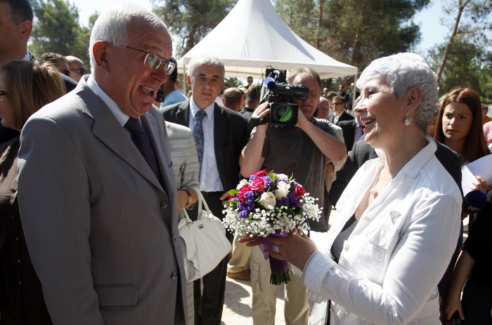 Zadar, 020810.
Jadranka Kosor polozila je kamen temeljac za zgradu u kojoj ce biti 65 stanova za hrvatske ratne vojne invalide. Gradiliste se nalazi u ulici Krste Odaka. Na slici zadarski gradonacelnik Zvonimir Vrancic urucio je buket Jadranki Kosor.
Foto