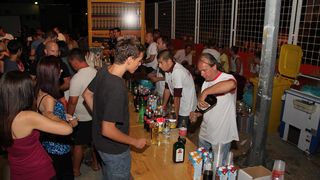 Na Stanovima se Kraljica mira slavi već preko 20 godina, a sinoćnjim misnim slavljem, procesijom i kasnije koncertom na školskom igralištu Stanarci su proslavili još jednu feštu. Koncert su održali grupa Dalmatico i Ivica Sikirić Ićo, foto: I. Perinčić Na Stanovima se Kraljica mira slavi već preko 20 godina, a sinoćnjim misnim slavljem, procesijom i kasnije koncertom na školskom igralištu Stanarci su proslavili još jednu feštu. Koncert su održali grupa Dalmatico i Ivica Sikirić Ićo, foto: I. Perinčić