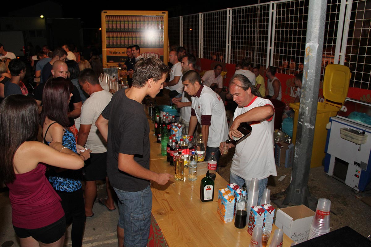 Na Stanovima se Kraljica mira slavi već preko 20 godina, a sinoćnjim misnim slavljem, procesijom i kasnije koncertom na školskom igralištu Stanarci su proslavili još jednu feštu. Koncert su održali grupa Dalmatico i Ivica Sikirić Ićo, foto: I. Perinčić Na Stanovima se Kraljica mira slavi već preko 20 godina, a sinoćnjim misnim slavljem, procesijom i kasnije koncertom na školskom igralištu Stanarci su proslavili još jednu feštu. Koncert su održali grupa Dalmatico i Ivica Sikirić Ićo, foto: I. Perinčić