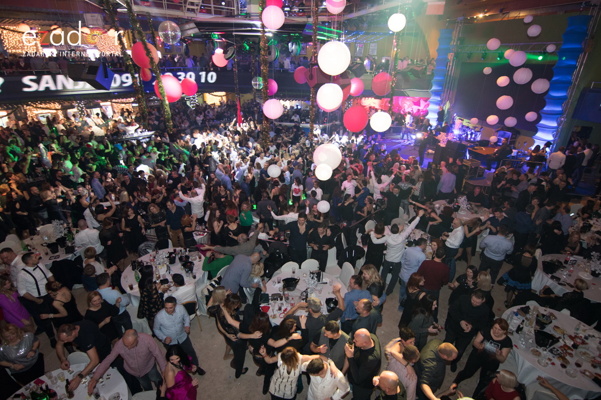 Ludnica u Saturnusu: Najbolji doček u svemiru i šire Ludnica u Saturnusu: Najbolji doček u svemiru i šire