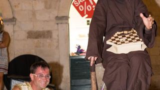 24.08.2013., Stradun, Dubrovnik – Jadranko Kljucanin, zadarski modni macak izvodi performans na Stradunu. Photo: Grgo Jelavic/PIXSELL