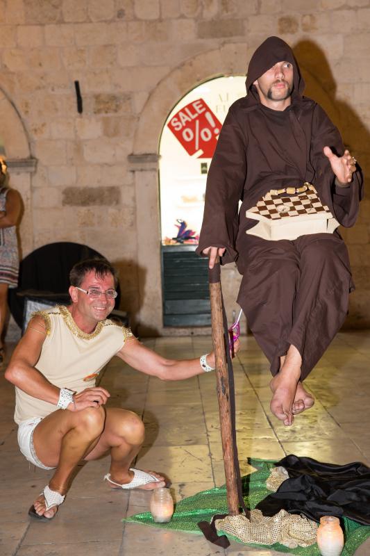 24.08.2013., Stradun, Dubrovnik – Jadranko Kljucanin, zadarski modni macak izvodi performans na Stradunu. Photo: Grgo Jelavic/PIXSELL