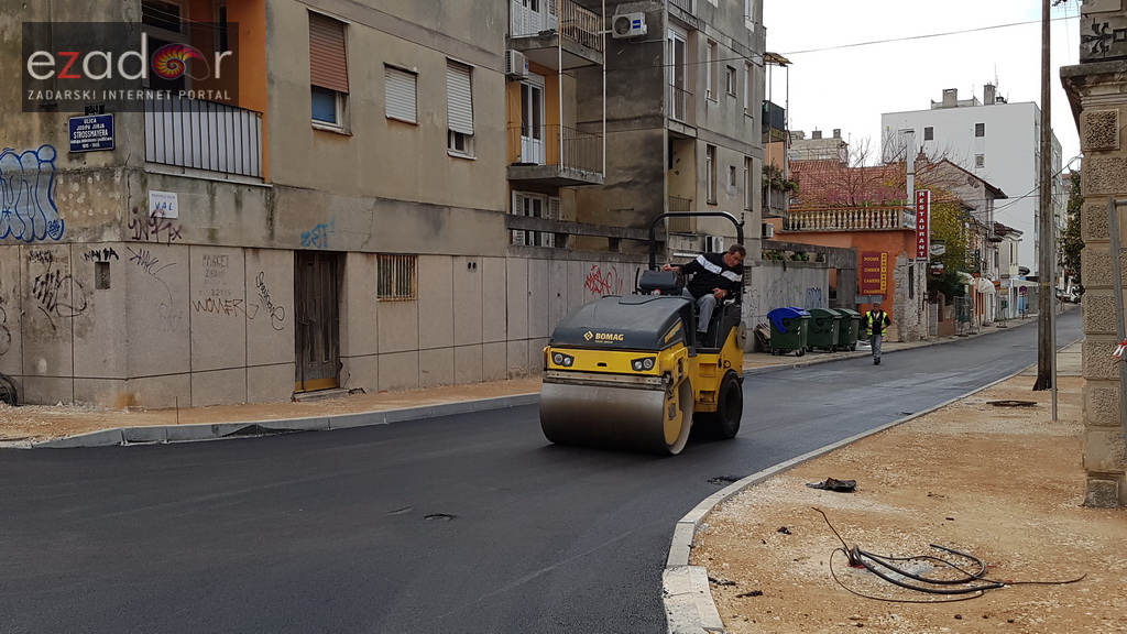 Na rekonstruirano križanje u Vruljici postavlja se završni sloj asfalta Na rekonstruirano križanje u Vruljici postavlja se završni sloj asfalta
