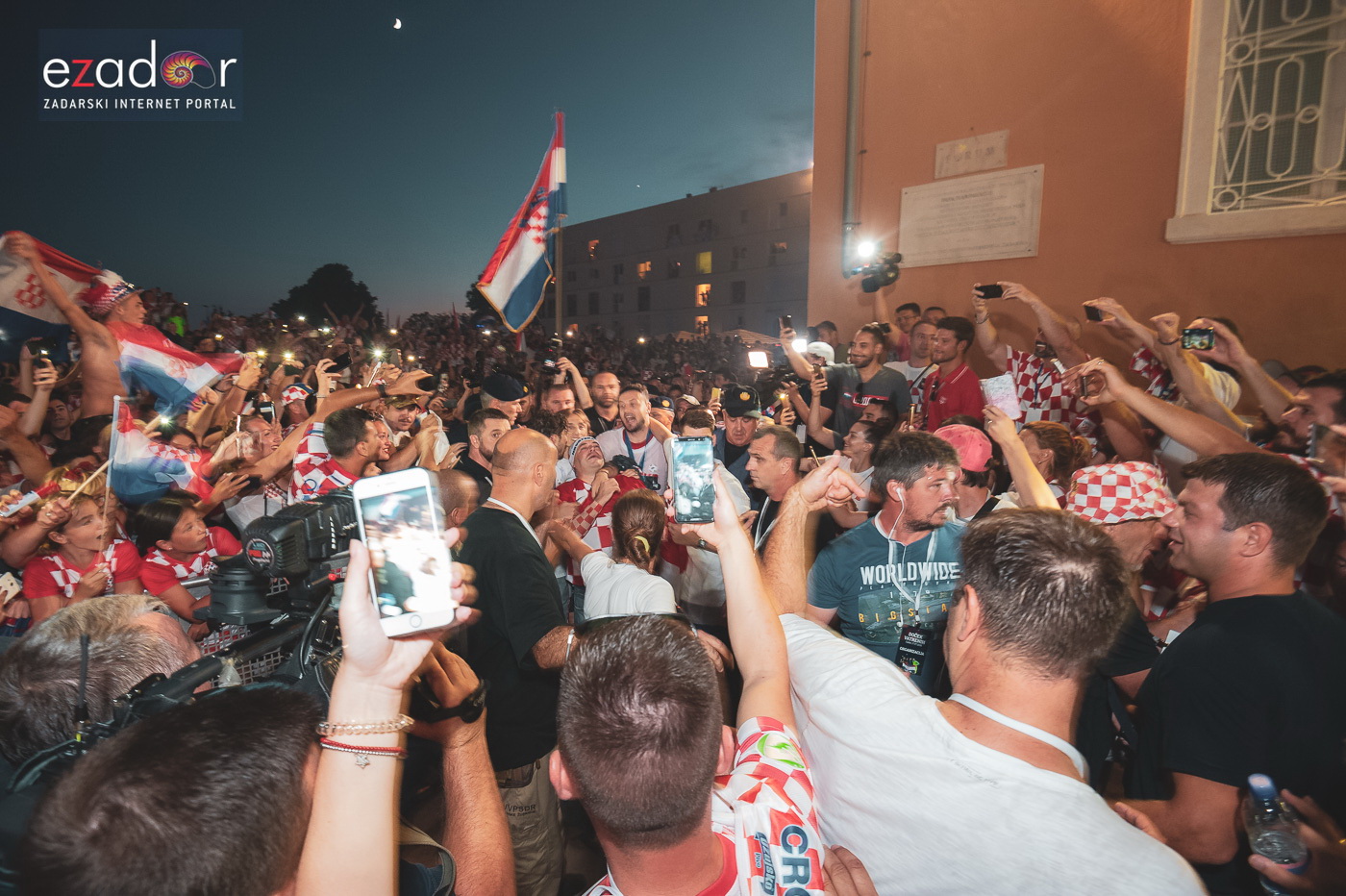 Zadar priredio čudesan doček svojim Vatrenim herojima (1)