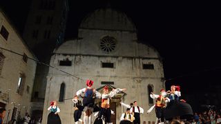 Nastup ansambla Lado ispred crkve sv. Marije ; foto Iva Perinčić Nastup ansambla Lado ispred crkve sv. Marije ; foto Iva Perinčić