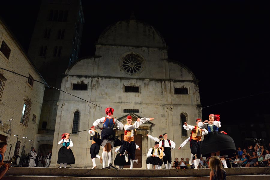Nastup ansambla Lado ispred crkve sv. Marije ; foto Iva Perinčić Nastup ansambla Lado ispred crkve sv. Marije ; foto Iva Perinčić
