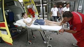 Split, 070611.
Nogometas Drago Gabric napustio je Odjel neurokirurgije KBC-a Split nesto poslije sedam sati i u pratnji majke Milene, sestre blizanke Paskvaline i kuma otputovao na oporavak u Krapinske toplice vozilom hitne pomoci, kojim je upravljao Drag Split, 070611.
Nogometas Drago Gabric napustio je Odjel neurokirurgije KBC-a Split nesto poslije sedam sati i u pratnji majke Milene, sestre blizanke Paskvaline i kuma otputovao na oporavak u Krapinske toplice vozilom hitne pomoci, kojim je upravljao Drag