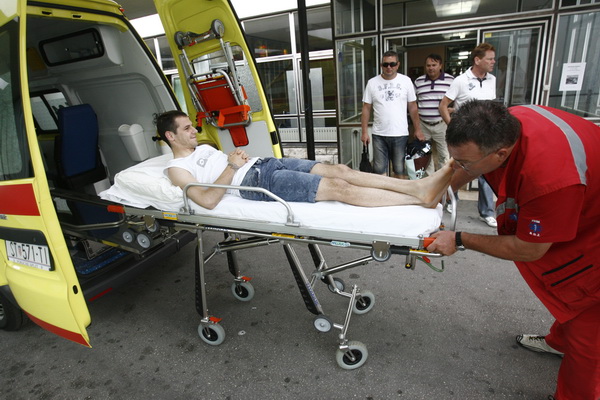 Split, 070611.
Nogometas Drago Gabric napustio je Odjel neurokirurgije KBC-a Split nesto poslije sedam sati i u pratnji majke Milene, sestre blizanke Paskvaline i kuma otputovao na oporavak u Krapinske toplice vozilom hitne pomoci, kojim je upravljao Drag Split, 070611.
Nogometas Drago Gabric napustio je Odjel neurokirurgije KBC-a Split nesto poslije sedam sati i u pratnji majke Milene, sestre blizanke Paskvaline i kuma otputovao na oporavak u Krapinske toplice vozilom hitne pomoci, kojim je upravljao Drag