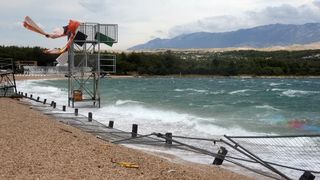 Olujna bura poharala plažu Zrće. Photo: Dalibor Urukalović/PIXSELL