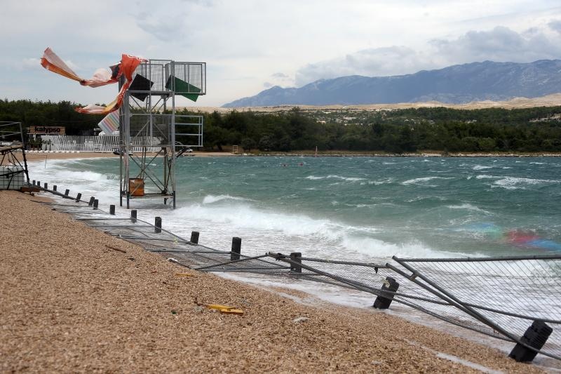 Olujna bura poharala plažu Zrće. Photo: Dalibor Urukalović/PIXSELL