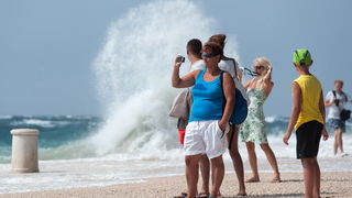 Zadar, 260812
Olujno nevrijeme sa jakim zapadnim vjetrom zahvatilo je u ranim popodnevnim satima zadarsko podrucje na radost brojnih turista i Zadrana koji su uzivali u prekrasnim prizorima, ali isto tako i na nesrecu mnogih nauticara kojima je ovakva olu