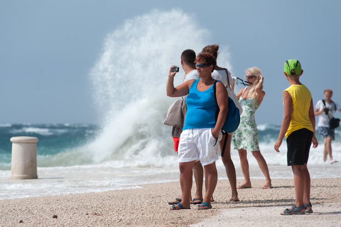 Zadar, 260812
Olujno nevrijeme sa jakim zapadnim vjetrom zahvatilo je u ranim popodnevnim satima zadarsko podrucje na radost brojnih turista i Zadrana koji su uzivali u prekrasnim prizorima, ali isto tako i na nesrecu mnogih nauticara kojima je ovakva olu