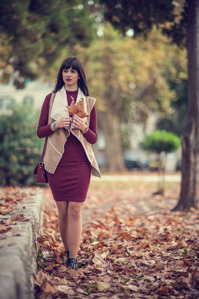 Visnja Knezevic izraduje predivne narukvice Visnja Knezevic izraduje predivne narukvice