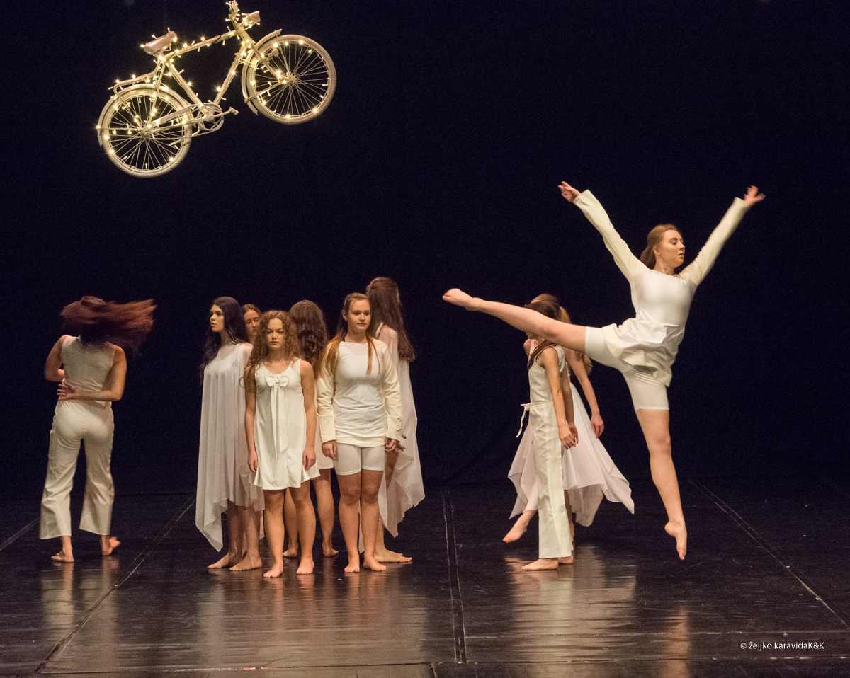 Božićna čestitka plesnog odjela Glazbene škole Blagoje Bersa