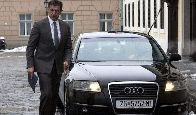 Zagreb, 070110. 
Trg sv. Marka 2, Banski dvori. 
Sjednica Vlade Republike Hrvatske. 
Na slici: Darko Milinovic dolazi na redovnu sjednicu Vlade.
Foto: Damjan Tadic / CROPIX