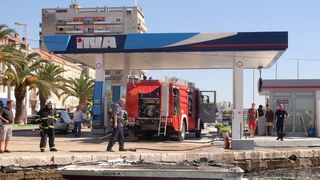 Oko 14 sati na benzinskoj stanici na Branimirovoj obali izbio je požar na gliseru. Požar su ugasili vatrogasci, a gliser je u potpunosti uništen. Photo: Dino Stanin/PIXSELL