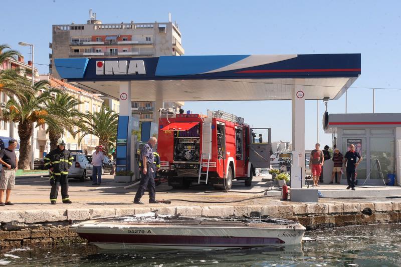 Oko 14 sati na benzinskoj stanici na Branimirovoj obali izbio je požar na gliseru. Požar su ugasili vatrogasci, a gliser je u potpunosti uništen. Photo: Dino Stanin/PIXSELL