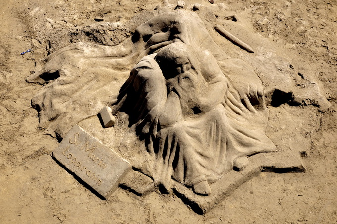 Lopar, 150612.
Nakon tri dana zavrsen je Prvi festival skulpture u pijesku
Najpjescanija plaza u Loparu, Rajska plaza ugostila je umjetnike i studente likovne akademije iz Zagreba na prvom festivalu skulpture u pijesku. Ukupno je izradjeno sedam skulptur Lopar, 150612.
Nakon tri dana zavrsen je Prvi festival skulpture u pijesku
Najpjescanija plaza u Loparu, Rajska plaza ugostila je umjetnike i studente likovne akademije iz Zagreba na prvom festivalu skulpture u pijesku. Ukupno je izradjeno sedam skulptur