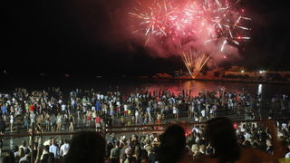 Split, 200810.
Koncert “Funk on the beach” u cast preminulog Dina Dvornika odrzan je na plazi Bacvice u organizaciji Deana Dvornika. Koncert je kasnio dva sata, dok je vise od 6 tisuca poklonika Dina Dvornika cekalo pocetak.
Foto: Duje Klaric / CROPIX Split, 200810.
Koncert “Funk on the beach” u cast preminulog Dina Dvornika odrzan je na plazi Bacvice u organizaciji Deana Dvornika. Koncert je kasnio dva sata, dok je vise od 6 tisuca poklonika Dina Dvornika cekalo pocetak.
Foto: Duje Klaric / CROPIX