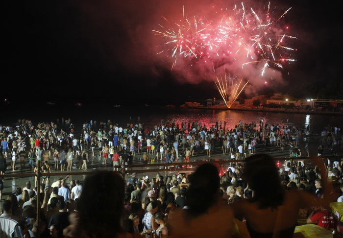 Split, 200810.
Koncert “Funk on the beach” u cast preminulog Dina Dvornika odrzan je na plazi Bacvice u organizaciji Deana Dvornika. Koncert je kasnio dva sata, dok je vise od 6 tisuca poklonika Dina Dvornika cekalo pocetak.
Foto: Duje Klaric / CROPIX Split, 200810.
Koncert “Funk on the beach” u cast preminulog Dina Dvornika odrzan je na plazi Bacvice u organizaciji Deana Dvornika. Koncert je kasnio dva sata, dok je vise od 6 tisuca poklonika Dina Dvornika cekalo pocetak.
Foto: Duje Klaric / CROPIX