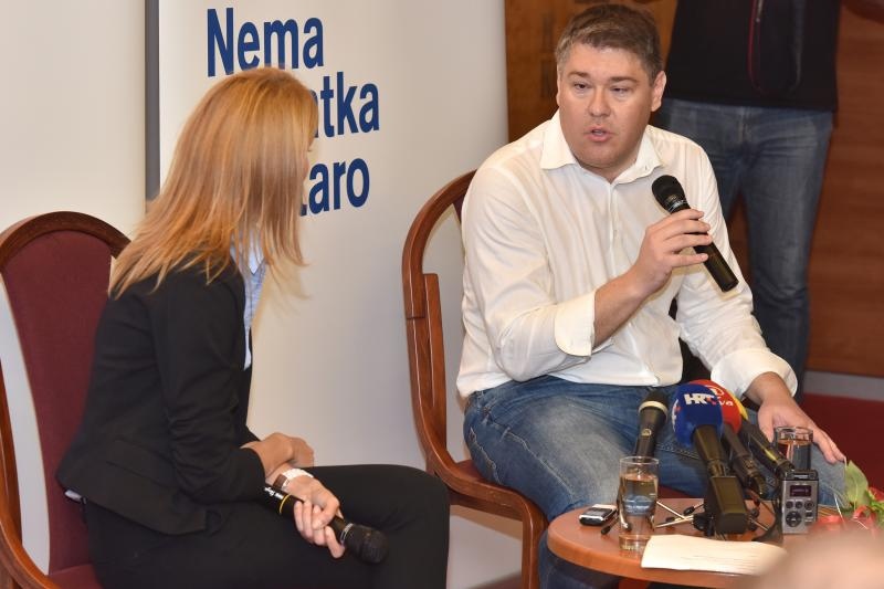 Boris Lalovac sudjelovao je na SDP-ovoj predizbornoj tribini u hotelu Kolovare te je odgovarao na pitanja okupljenih građana, Foto: Dino Stanin/PIXSELL Boris Lalovac sudjelovao je na SDP-ovoj predizbornoj tribini u hotelu Kolovare te je odgovarao na pitanja okupljenih građana, Foto: Dino Stanin/PIXSELL